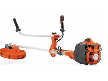 Wykaszarka spalinowa Husqvarna 545RX z nożem tnącym na białym tle