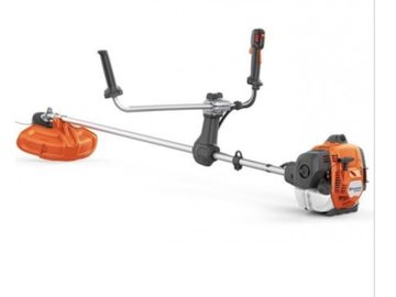 Wykaszarka spalinowa Husqvarna 525RX na białym tle