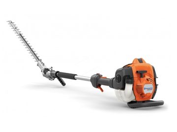 Spalinowe nożyce do żywopłotu Husqvarna 525HE4 z długim wysięgnikiem na białym tle